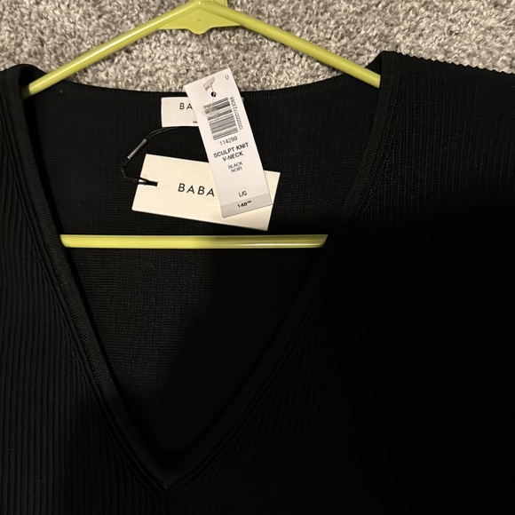 aritzia sculpt knit vneck - Picture 3 of 3